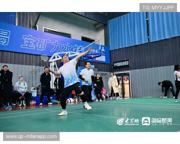 山东完美杯羽毛球赛场精彩绝伦，选手拼尽全力